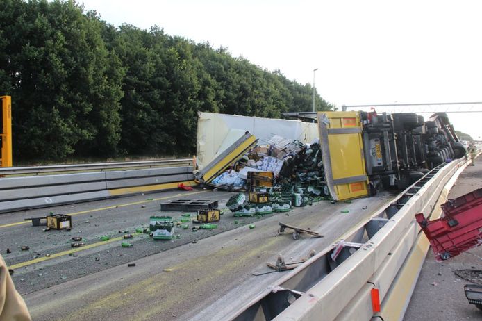 Ravage op de snelweg; een gekantelde vrachtwagen zorgt voor flinke vertraging op de A1 bij Lochem.