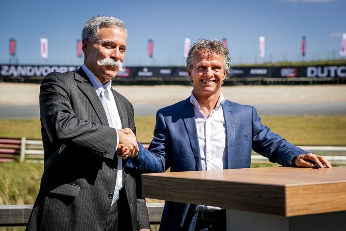 Directeur Jan Lammers en Chase Carey van de Formula One Group, tijdens de ondertekening van de overeenkomst van de Grand Prix op racecircuit Zandvoort.