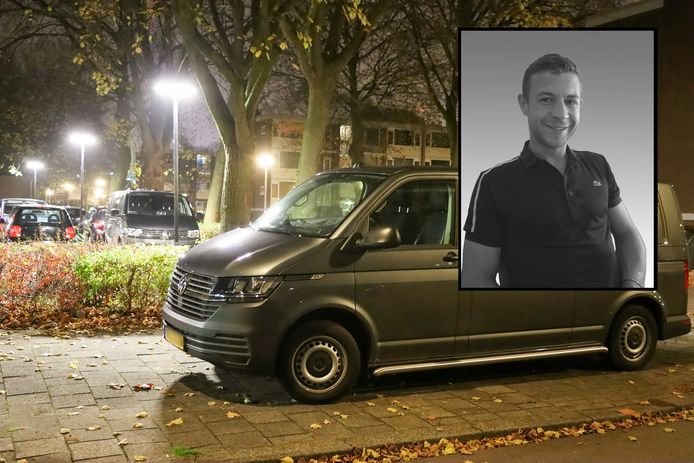 De politie doorzoekt meerdere woningen aan de Beneluxlaan in Enschede. Inzet rechts: de in 2018 vermoorde Daan Mellée.