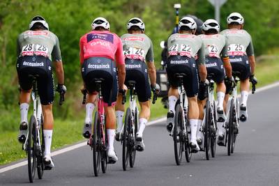 LIVE. Tagliani wint tussensprint, Alpecin-Fenix bepaalt tempo in het peloton: wie wint derde rit in de Giro?