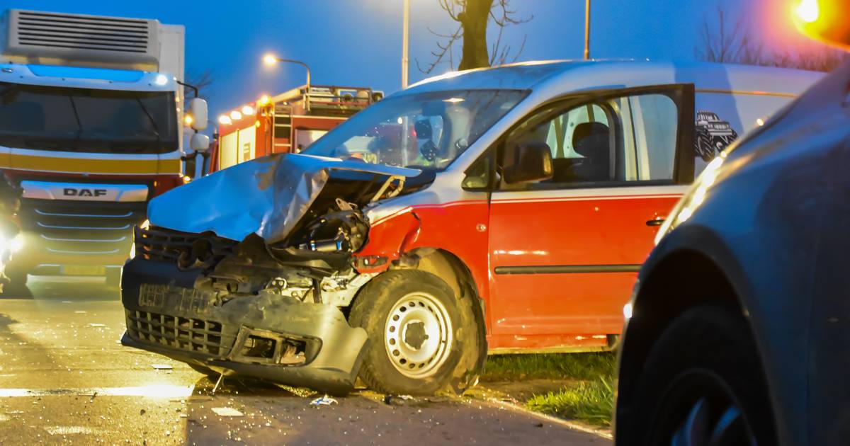 Bestuurder van achteren aangereden en klapt vervolgens op vrachtwagen: 1 gewonde