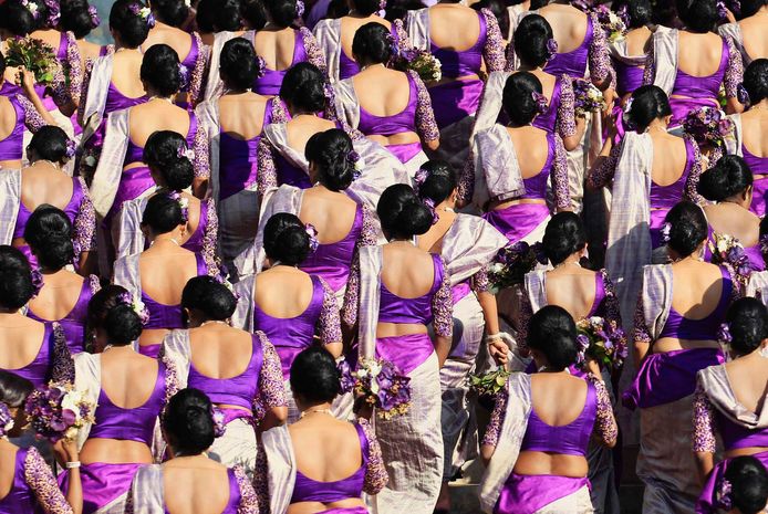 Bruidsmeisjes poseren voor een foto tijdens een huwelijksceremonie in Sri Lanka.