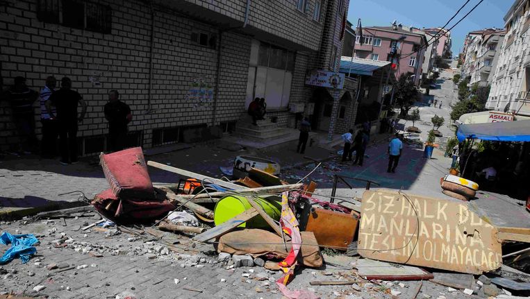 Een barricade in Istanbul. Het conflict tussen de regering en de PKK heeft tot protesten geleid in de Turkse hoofdstad. Beeld reuters