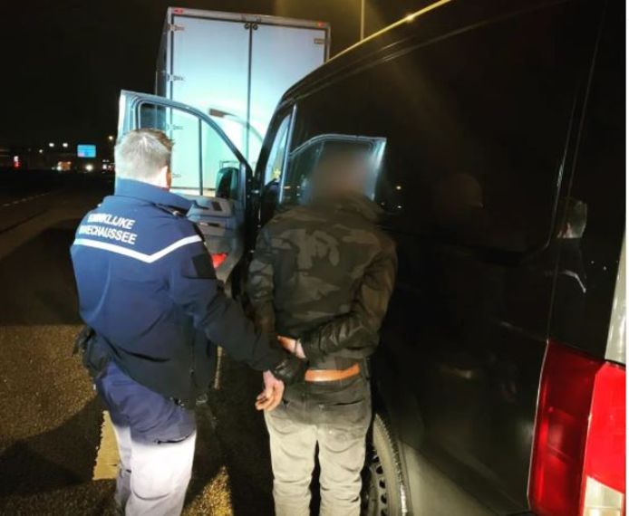 Twee personen werden afgelopen weekend op de A12 bij Zevenaar aangehouden omdat ze in hun auto drugs en wapens vervoerden.