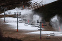 Les stations de ski font appel aux canons à neige pour recouvrir les pistes, mais ceux-ci sont particulièrement polluants et très gourmands en eau.