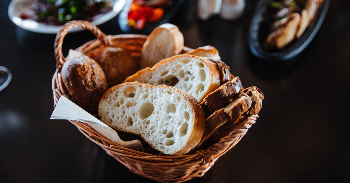 The Impact of Eating Bread Before a Meal: Expert Insights and Tips