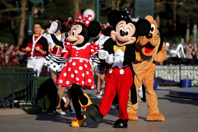 Mickey en Mini Mouse vieren een feestje in Disneyland.