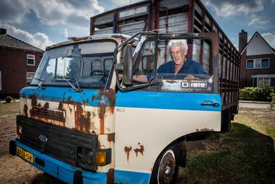 Tien én zijn buren treuren om roestende truck die na 25 jaar verdwijnt uit zijn voortuin