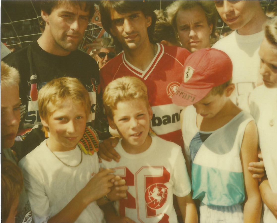 De jonge Gijs (midden onder) bij een open dag van FC Twente