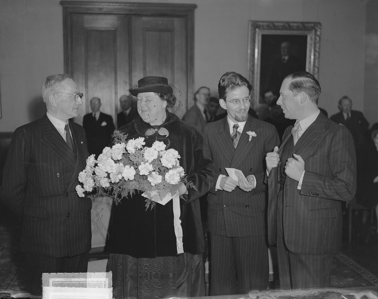 Jo Boer kreeg in 1949 van F. Bordewijk (l) de naar hem vernoemde literaire prijs.  Beeld Jan Elburg