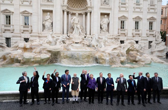 Leiders van de G20 voor de Trevi-fontein in Rome.