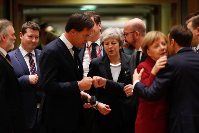 De Britse minister-president Theresa May met haar collega’s in Brussel. Links premier Mark Rutte, rechts de Duitse bondskanselier Angela Merkel en de Franse president Emmanuel Macron.
