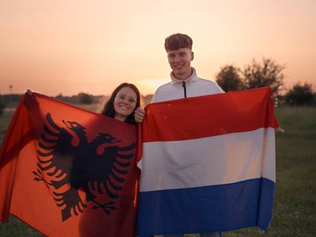 Rapper Pjotr zet in nieuw nummer de liefde én Zutphen op de kaart: ‘Las Pippi Langkous in het Albanees’