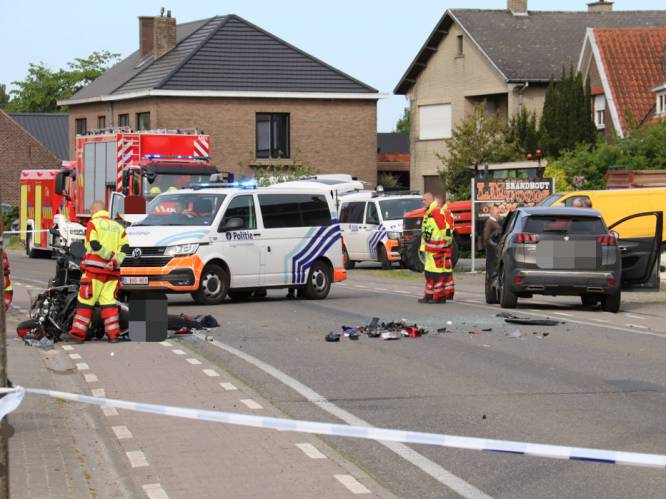 Vriendin en broer van motorrijder zien hoe hij tegen wagen crasht: slachtoffer zwaargewond