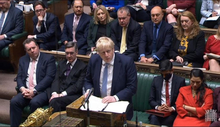 Boris Johnson alla Camera dei Comuni lunedì pomeriggio.  Scusate ancora per i drink a Downing Street.  Anche i suoi conservatori furono critici senza precedenti nei confronti del primo ministro.  foto AFP