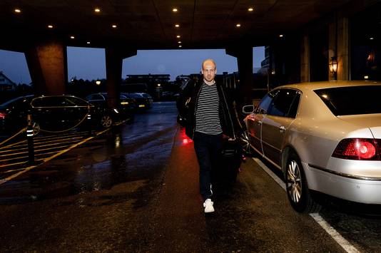 Davy Klaassen arriveert bij hotel Huis ter Duin. Het Nederlands elftal bereidt zich voor op het kwalificatieduel tegen Bulgarije.