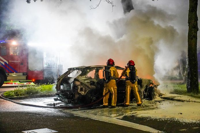 Mogelijk is de brand aangestoken, de politie sluit brandstichting niet uit.