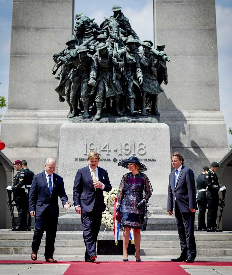 Koning Willem-Alexander, koningin Maxima en minister Bert Koenders (rechts) van Buitenlandse Zaken tijdens de kranslegging. Beeld anp