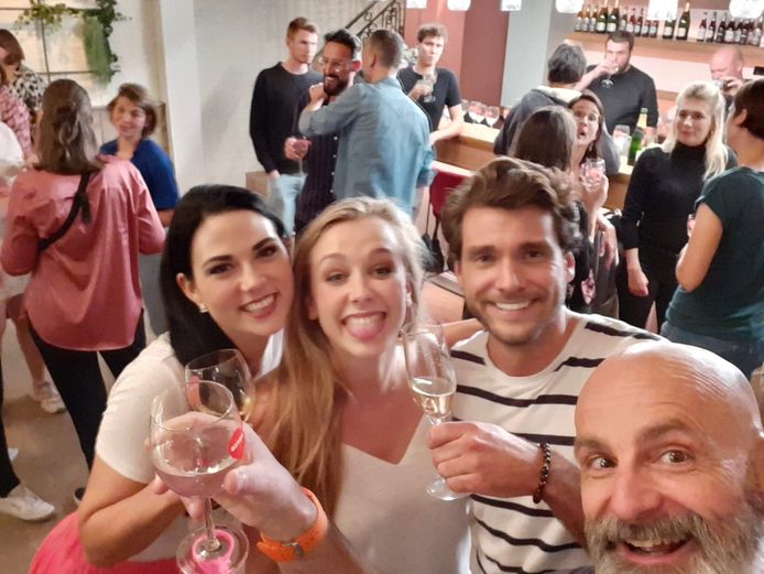 Gastheer Patrick, barman Bram en serveersters Leena en Katelen van 'First Dates’.
