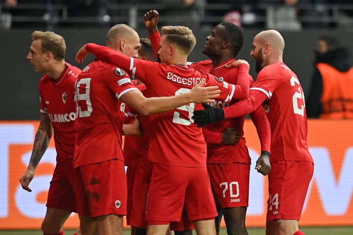 Samatta heeft net de 1-2 gescoord, er is nog niets aan de hand voor Antwerp. Nog niet...