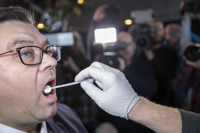 Burgemeester Raymond Vlecken staat als eerste DNA af.