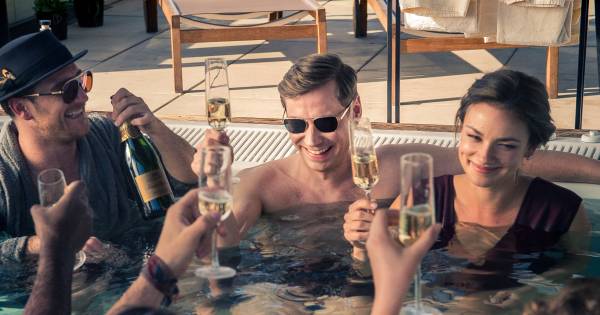 Wilde cokefeestjes, willige vrouwen en geld in overvloed in Betonrausch - BD.nl