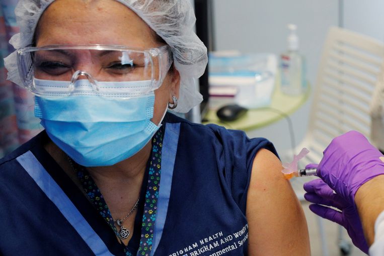 Na Engeland zijn ook de Verenigde Staten begonnen met vaccineren tegen Covid-19.  Beeld REUTERS
