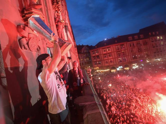 Kolkende menigte Frankfurt-fans geven spelers feestelijk onthaal: “Jullie hebben je onsterfelijk gemaakt”