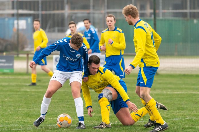 Derbyvoetbal begin dit jaar de Betuwe: EMM-Elistha. Vlnr: Jurre Cluitmans van Elistha, Niek Fransen en Jeroen Degen van EMM.