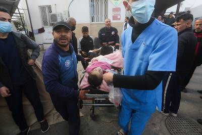 De nombreux palestiniens menacés par des tirs de chars israéliens sur un hôpital de Khan Younès