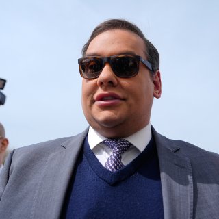 ­Voor fraude veroordeeld ex-Congreslid George Santos weer vrij dankzij Trump