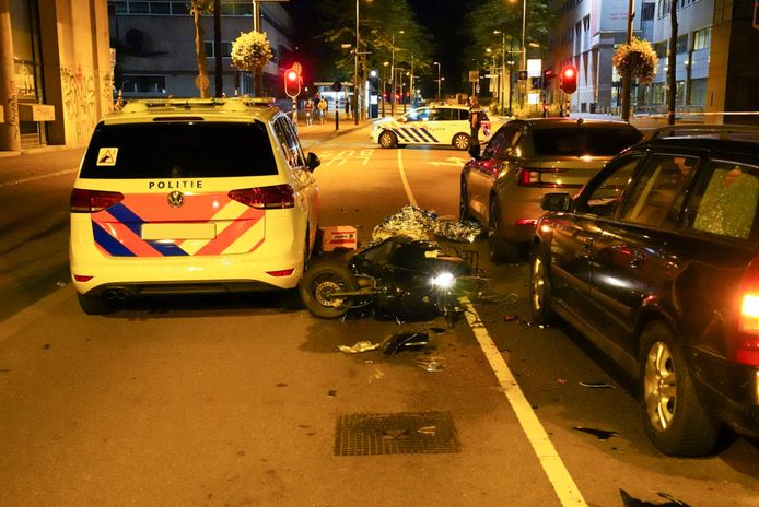 De twee personen op de scooter raakten gewond bij het ongeluk.