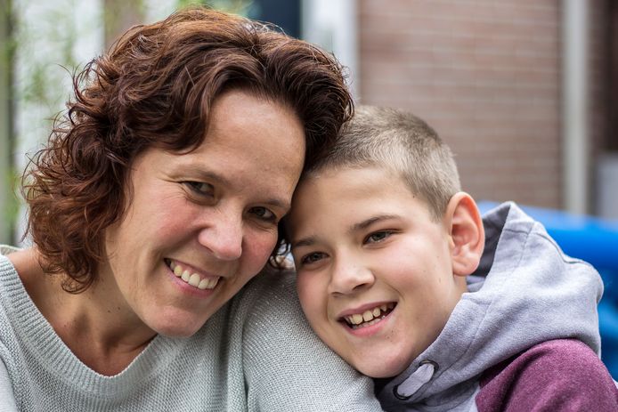 Moeder Mandy Mennings met haar zoon Ian die al twee jaar thuis zit.