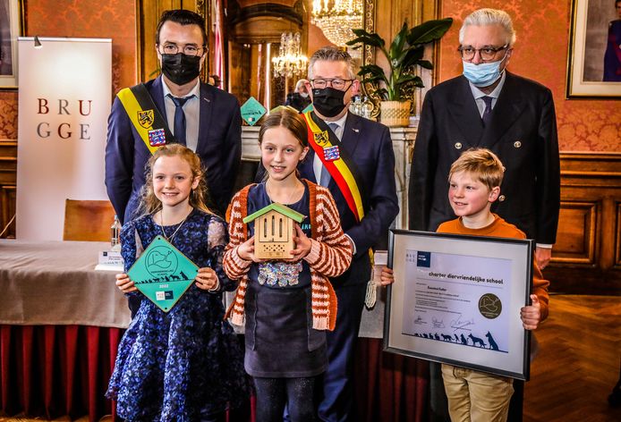 De scholen, hier kinderen van Paalbos, kregen een vlinderkastje van de stad en mogen ook het label aan hun gevel hangen.