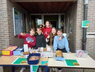 Leerlingen basisschool Heiende verkopen lekkers voor goede doel