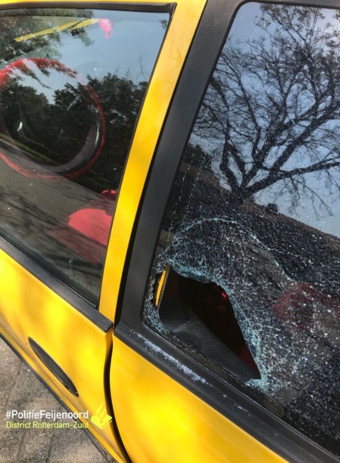 Autodeur valt in slot kind vast