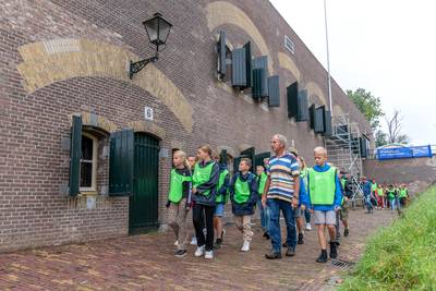 ‘Wow, die kogel komt wel tot onze school’, jeugd krijgt uitleg over geschiedenis Fort Giessen