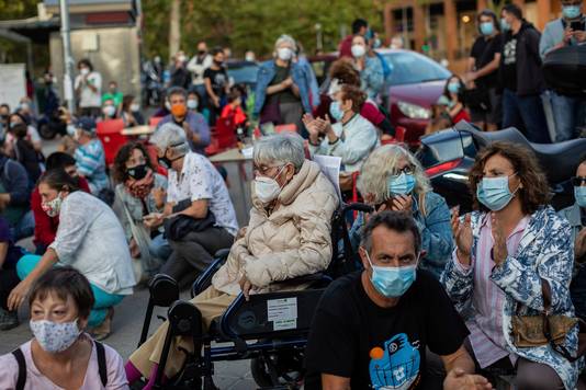 Gisteren kwamen in de Madrileense wijk Vallecas nog mensen op straat om meer middelen voor de gezondheidszorg te vragen.