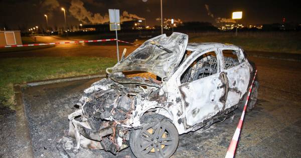 Auto brandt volledig uit in Maassluis, politie vermoedt brandstichting.
