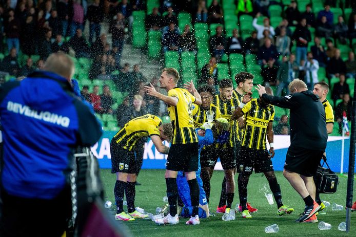 Spelers van Vitesse worden in Groningen bekogeld met bier.