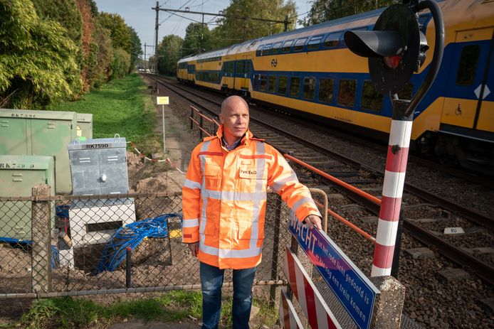 Projectmanager Christiaan Deters van ProRail bij de spoorwegovergang in de Pinkelseweg in Rheden.