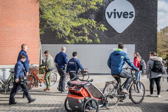 Ook de campus van Vives in Roeselare werd maandag geëvacueerd.
