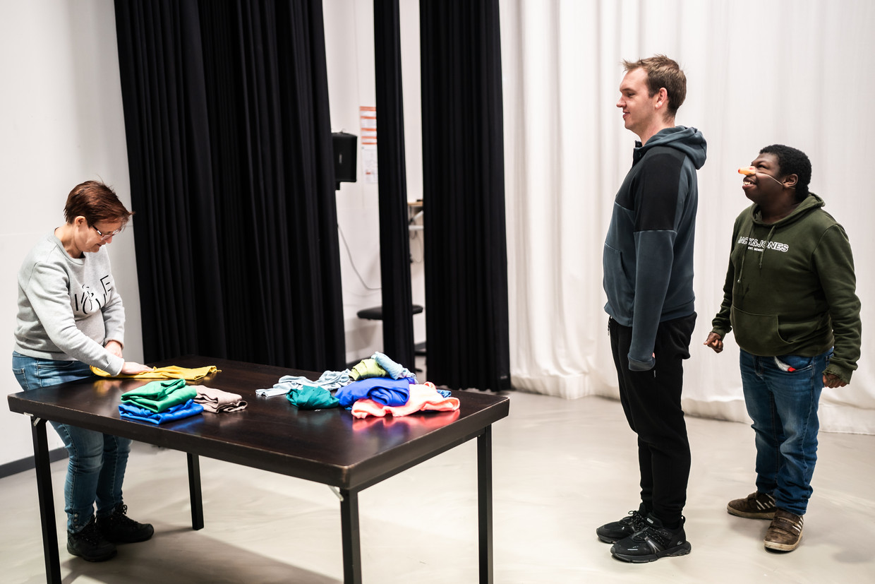 Repetitie van een Cyrano-scène bij Flexibel de Theaterschool in Purmerend, met rechts Prince Betorina. Beeld Joris van Gennip