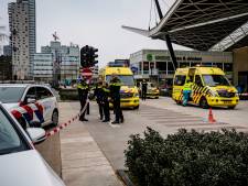 Fietsster zwaargewond bij botsing met scooter bij station Tilburg