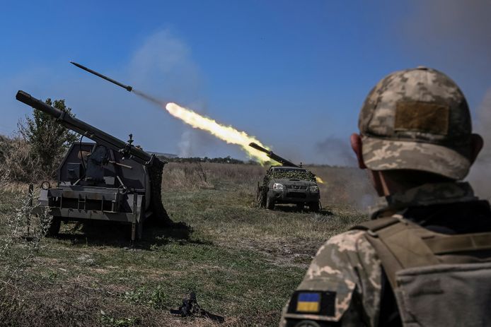Oekraïense militairen die raketten afvuren op Russische stellingen aan het front in de provincie Zaporizja.
