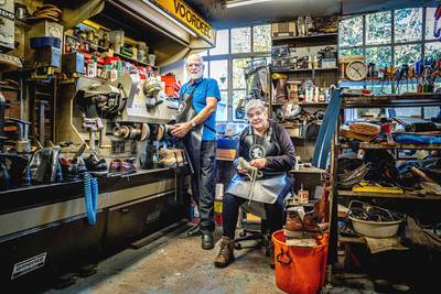 Net als Renske (27) stoppen steeds meer schoenmakers, maar Jos (76) en Corrie (72) gaan nog even doo