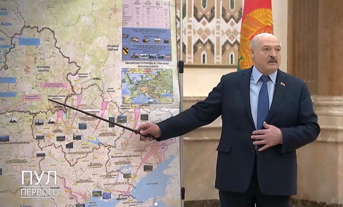 Alexander Lukashenko all'inizio di quest'anno con una mappa dell'Ucraina.