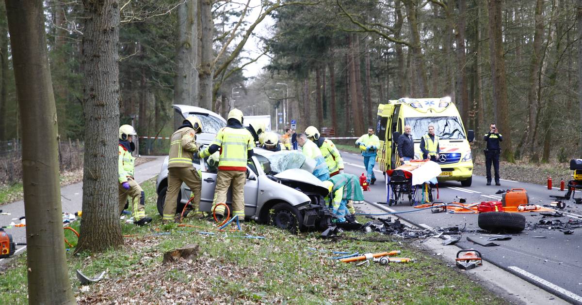 Eén zwaargewonde bij frontale botsing bij Vierhouten.