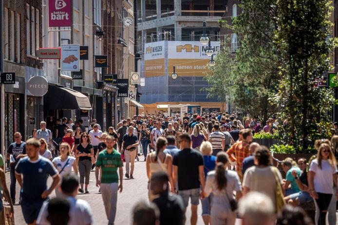 Eindhoven ED2020-5085 Is voor je plezier winkelen weer helemaal terug na de Corona crisis? Drukte in de binnenstad van Eindhoven