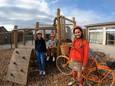 Enkele leerlingen van De Zonnebloem poseren trots met hun nieuwe fietshelm.